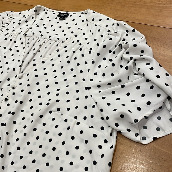 NWOT Torrid Harper Short Sleeve Blouse Size 1X White Black Polka Dots V Neck - Picture 4 of 13